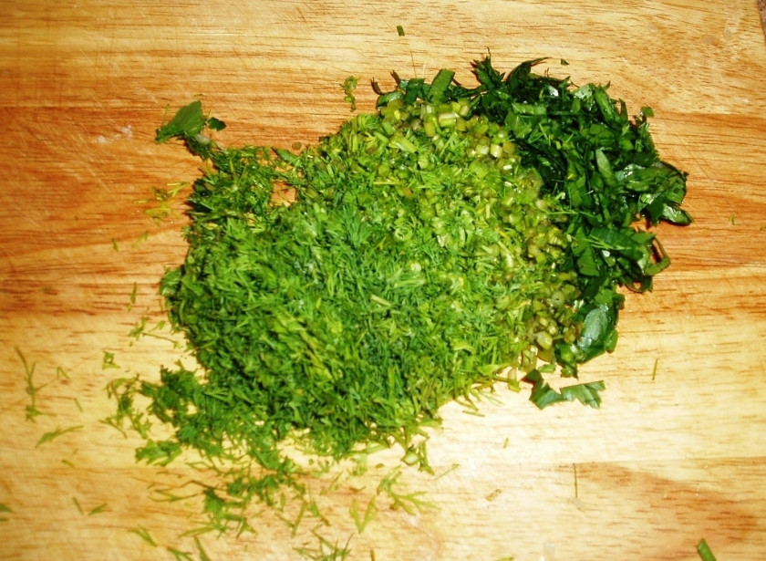 1. Этап. Чахохбили в мультиварке: 5. Включаем режим «Тушение», время 50 минут. Все закрываем крышкой и оставляем готовиться. В это время шинкуем зелень и добавляем ее за 5 минут до окончания готовности, мясо получится более ароматным, а вкус насыщенным.