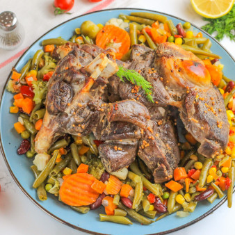 Баранья нога в духовке с овощами