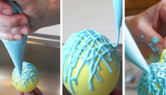 1. Этап. Пасхальные шоколадные яйца: 3. Выложите шоколад в кондитерский или полиэтиленовый мешок и начните наносить тонкие полоски шоколада на шарик, переплетая их.