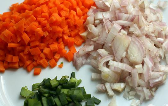 1. Этап. Пад Тай (Pad Thai): 2. Измельчим зеленый лук, морковь, лук-шалот. Поперек волокон тоненькими кусочками нарезаем мясо.