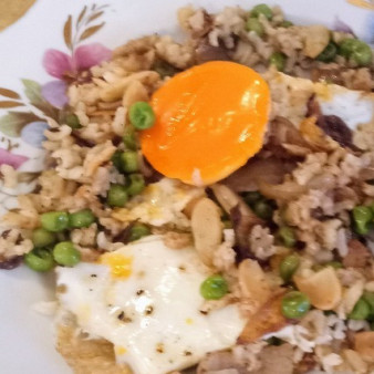 Пилаф с миндалем и зелёным горошкои