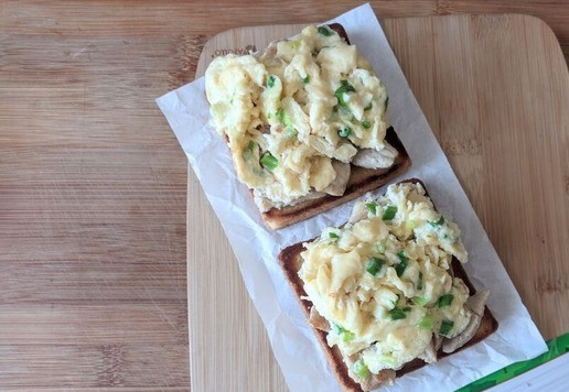 1. Этап. Техасские тосты с индейкой и яичницей: На индейку кладём сырную яичницу.