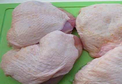 1. Этап. Куриные бедра, тушеные в сметане: 3. Бедра вымыть и просушить. Как следует натереть специями, аккуратно приправляя филе под кожицей.