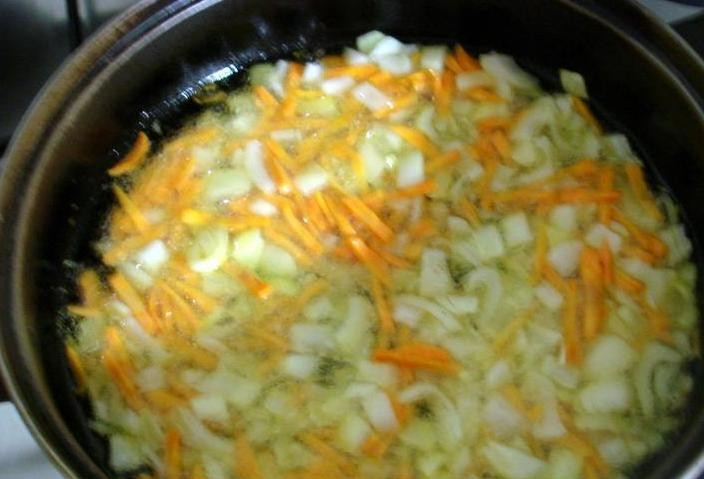 1. Этап. Рагу с брокколи: В сковороде разогреваем растительное масло и обжариваем на нем нарезанные морковь и лук до золотистого цвета.