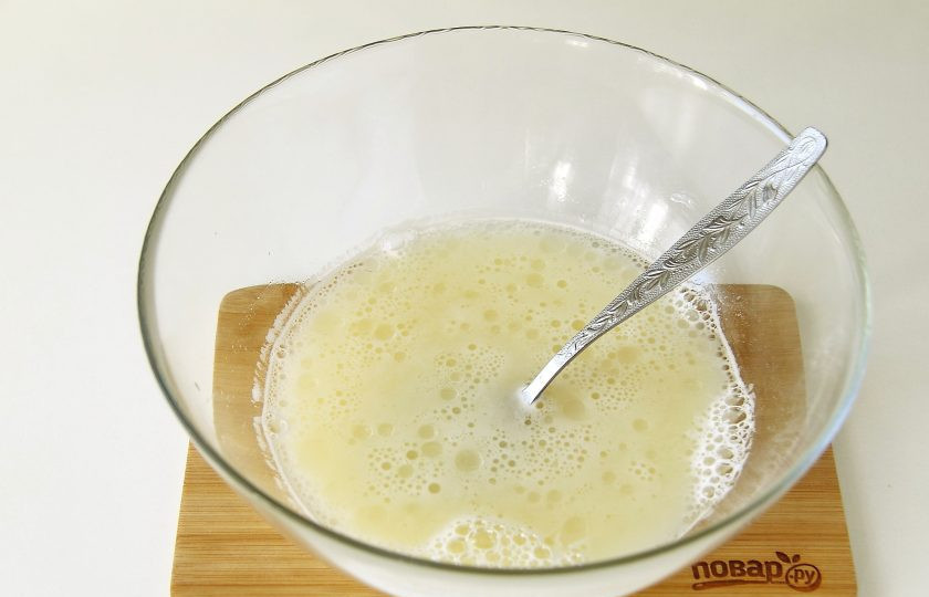 1. Этап. Буузы (классический рецепт): В глубокой миске соедините яйцо, соль, воду и растительное масло.