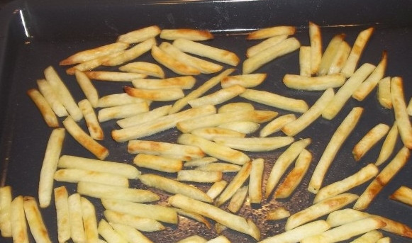 1. Этап. Купаты с картошкой в духовке: 3. Когда картошка начнет потрескивать - переверните её. На уже чуть румяный картофель выкладываем сверху купаты и отправляем обратно в духовку, но огонь уменьшим до 160 градусов, этого будет достаточно.