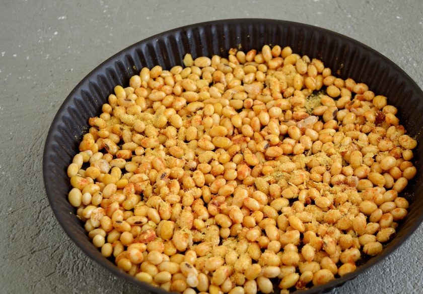 1. Этап. Соевые орехи: Затем добавьте масло, специи и соль. Хорошо перемешайте соевые бобы и выпекайте ещё 20 минут до золотистого цвета.