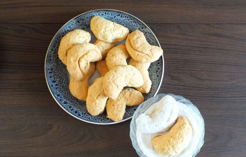 1. Этап. Греческое печенье Курабьедес: Каждое печенье обильно обсыпьте сахарной пудрой.