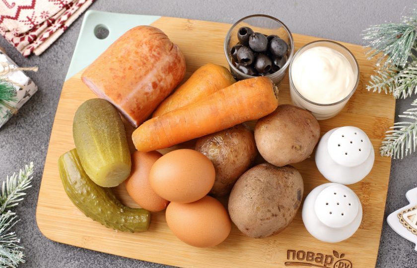 1. Этап. Салат Тигровая ёлочка: Подготовьте все ингредиенты. Морковь, картофель и яйца отварите заранее. Дайте остыть.