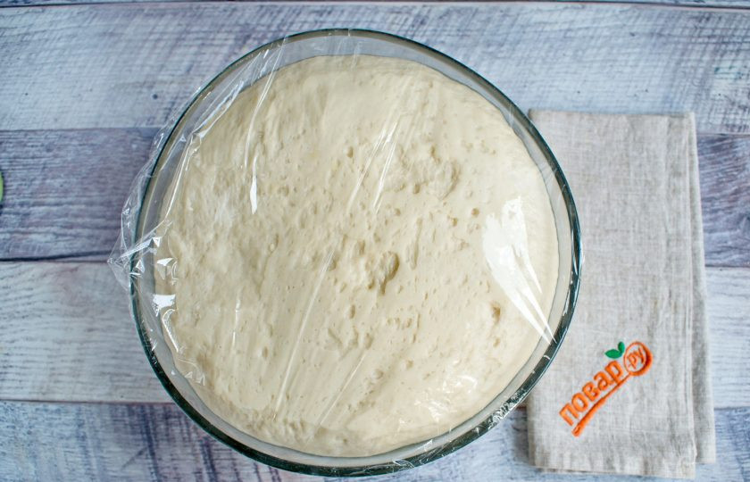 1. Этап. Булочка Ромашка: Подошедшее тесто обомните.