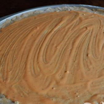 1. Этап. Пицца с курицей: Смешать муку, соль и дрожжи в большой миске. Сделать углубление в центре и добавить воду, масло и мед. Замесить тесто в форме шара. Оставить тесто 