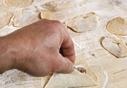 1. Этап. Манты по-казахски: 9. Один из самых ответственных процессов - это лепка. Края лепешки нужно сперва соединить и аккуратно слепить.