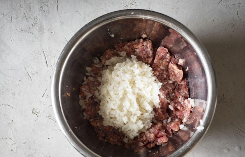 1. Этап. Фаршированные перцы в аэрогриле: Добавьте к фаршу отварной рис.