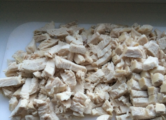 1. Этап. Куриные маффины с сыром: Куриное филе отварите до готовности, нарежьте на небольшие кубики.