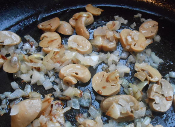 1. Этап. Блинчики с грибами и сыром: Мелко нашинковать лук и обжарть на раст.масле,добавить нарезаные грибы,соль,перец по вкусу и еще немного обжарить все вместе.