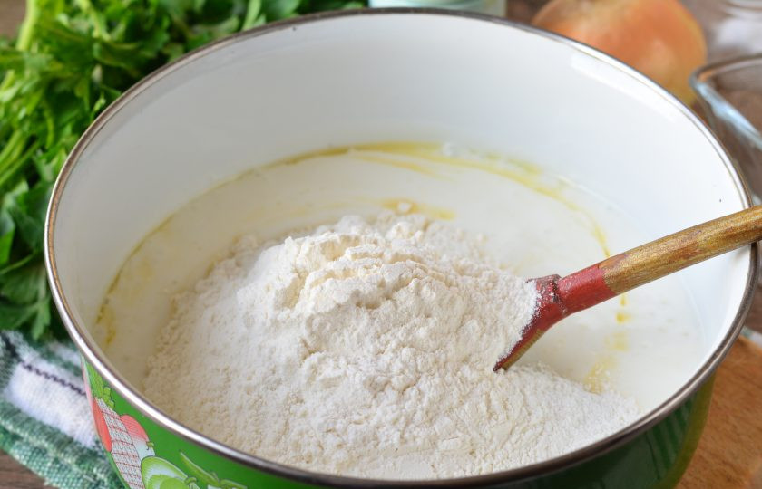 1. Этап. Пирожки с картошкой по бабушкиному рецепту: Всыпьте просеянную пшеничную муку и начните замешивать тесто.