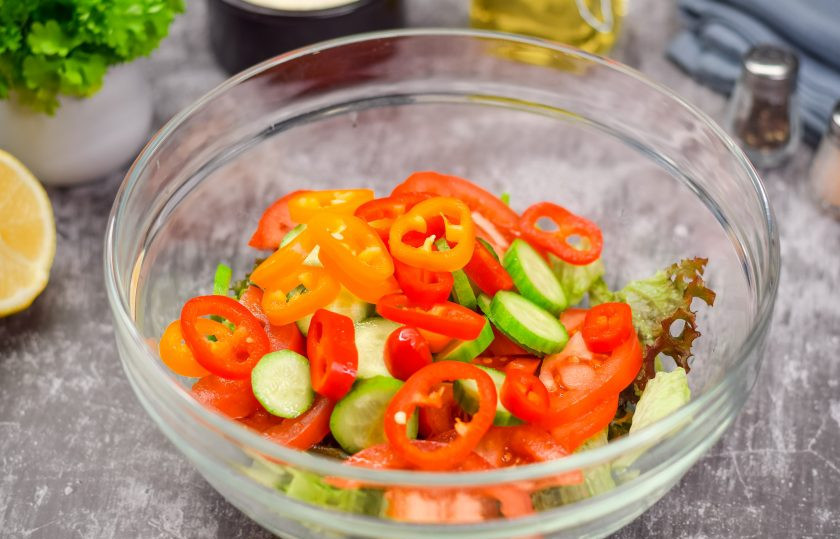 1. Этап. Салат с жареной куриной грудкой и овощами: Также ополосните и просушите сладкий перец, нарежьте его небольшими кусочками и добавьте в салат.