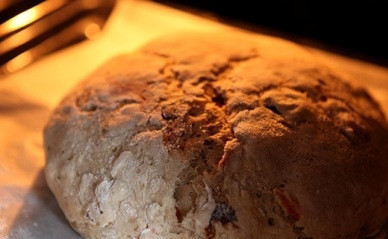 1. Этап. Хлеб с сухофруктами и орехами: Разогреваем духовку до 250 градусов. Когда хлеб подойдет, брызгаем в духовку водой , уменьшаем температуру до 220 и ставим выпекаться хлеб на 5 мин, затем уменьшаем температуру до 180 градусов и выпекаем еще 30 мин. Можно поставить на дно духовки емкость с водой.