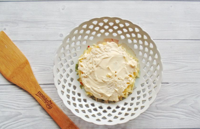 1. Этап. Салат Яблоки на снегу: Сверху обильно смажьте майонезом.