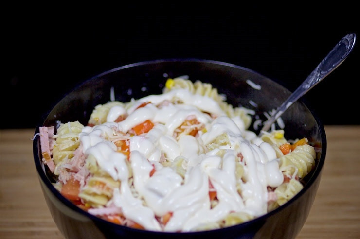 1. Этап. Салат с овощами, ветчиной и макаронами: 9. Добавьте майонез и перемешайте. Вот и все, салат с овощами, ветчиной и макаронами можно подавать к столу. Приятного аппетита!