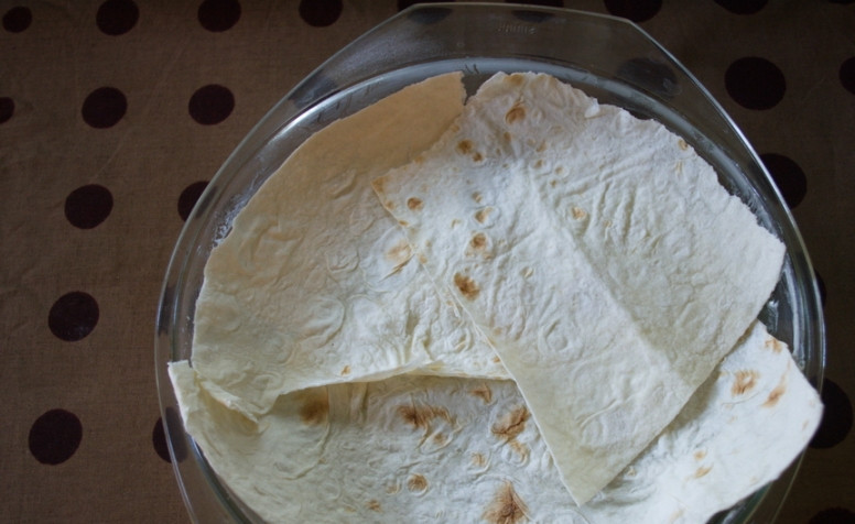 1. Этап. Пирог из лаваша с курицей: Тонкий лаваш выкладываем в смазанную маслом форму в один слой. Лаваш удобнее нарвать на части и из кусочков собрать единый корж.