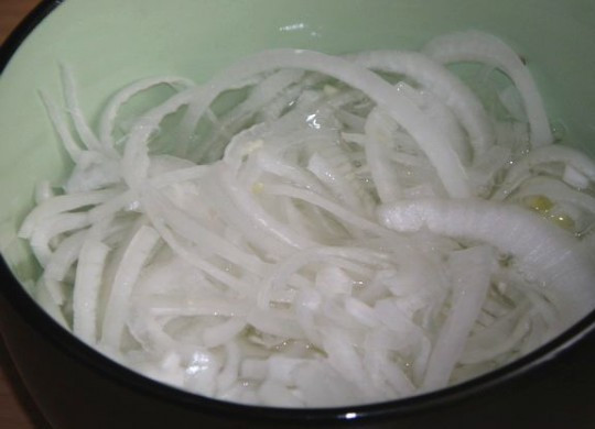 1. Этап. Салат с говядиной и гранатом: Лук порезать полукольцами и добавить по ст. ложке сахара и соли. Наполовину залить уксусом и до верха лука добавить кипяток. Оставить мариноваться на час.