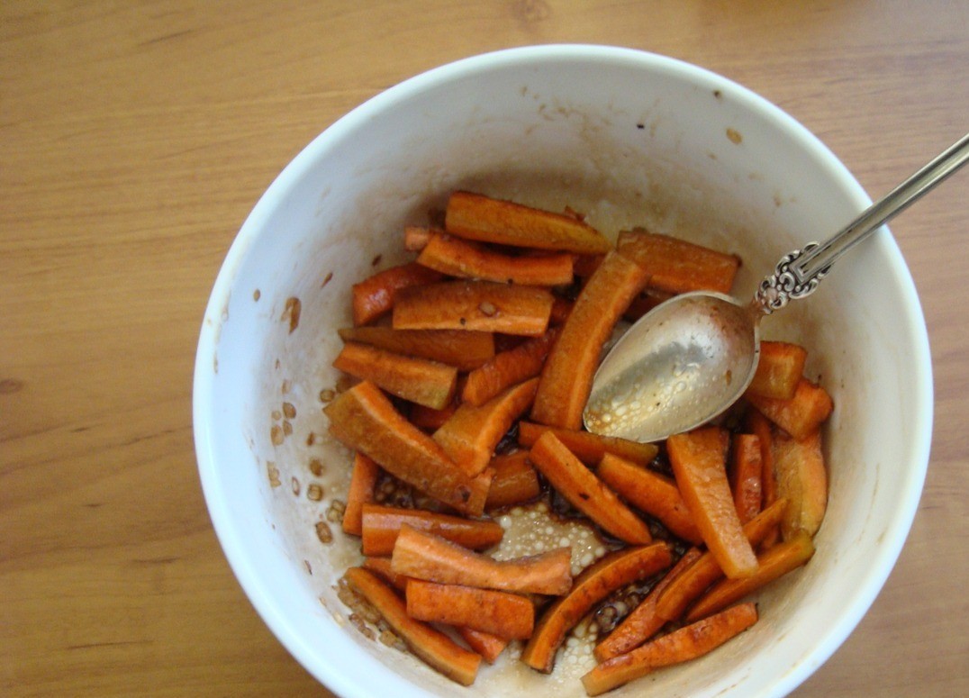 1. Stage. Salad with baked carrots: Add half of the dressing, stir again and let soak for 5 minutes. In the remaining dressing, you can chop the red onion and let it marinate. I made the salad today without the onions.