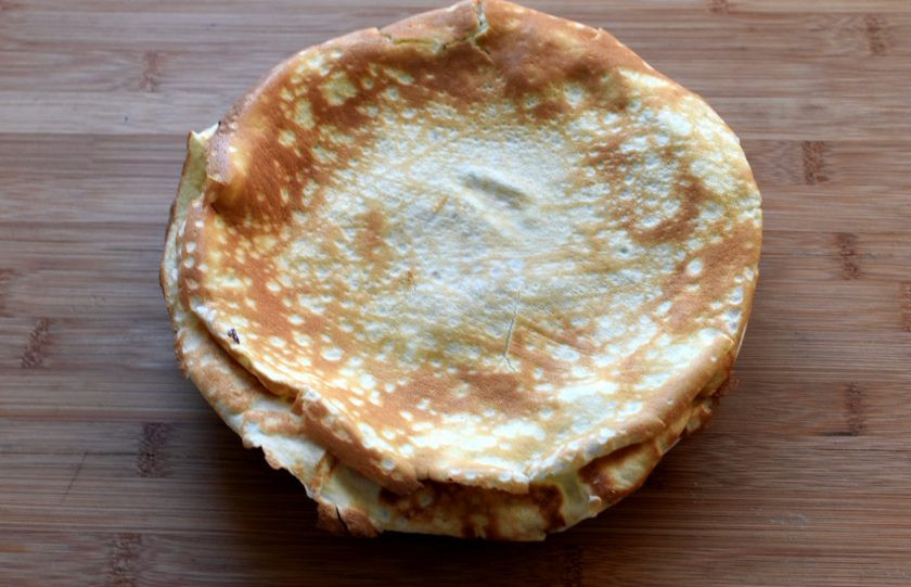 1. Этап. Курица по-царски, фаршированная блинами: Испеките не слишком тонкие блинчики – пять штук. Накройте их полотенцем, чтобы не засыхали.