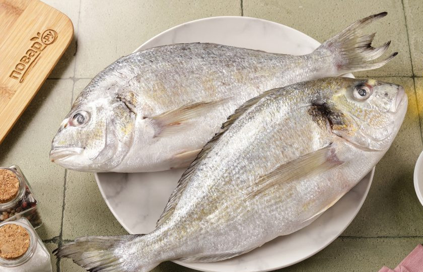 1. Этап. Дорадо в аэрогриле: Подготовьте все ингредиенты по списку. Если рыба приобреталась замороженной, то заранее ее разморозьте на нижней полке холодильника. У меня универсальная приправа для рыбы, но можно взять любые специи на свой вкус. Растительное масло придаст аппетитную румяную корочку, но можно его исключить для диетического питания.