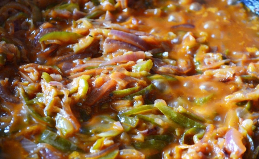 1. Этап. Солянка из рыбы: 4. К готовой поджарке добавляю томатную пасту, перемешиваю и готовлю все 10 минут, постепенно вливаю огуречный рассол, благодаря чему поджарка получается сочной.