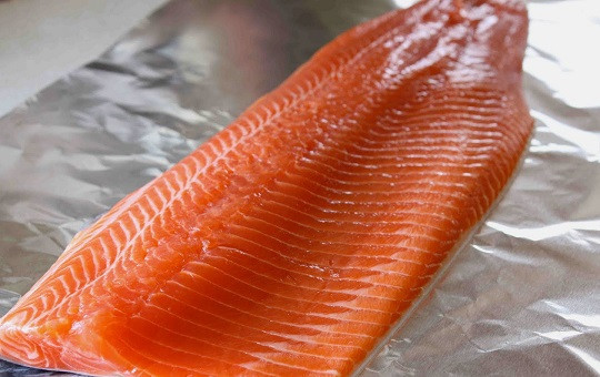 1. Этап. Семга на костре в фольге: 1. Классический рецепт семги на костре в фольге предполагает использование филе рыбы. При желании, конечно, можно таким же образом приготовить и стейки. Рыбу необходимо тщательно вымыть и удалить все косточки (удобно воспользоваться пинцетом или небольшими щипцами).