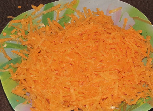 1. Этап. Голубцы ленивые в казане: 3. Морковь вымыть, почистить и натереть на терке.