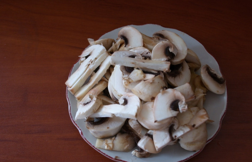 1. Этап. Картофельное рагу с мясом: Шампиньоны нарезать произвольно. Можно взять замороженные.