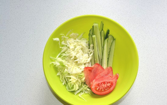 1. Этап. Шаурма на гриле: Овощи промойте, обсушите. Нашинкуйте капусту, нарежьте ломтиками помидор и брусочками огурец.