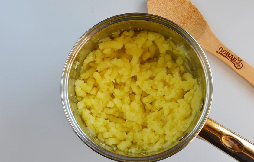 1. Этап. Вкусные пирожки на кефире: С готовой картошки слейте всю жидкость, с помощью толкушки превратите в пюре.