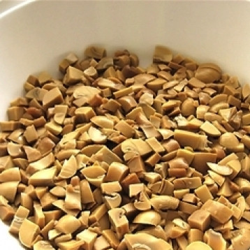 1. Этап. Салат Белые ночи: Укладываем в салатницу мелко нарезанные маринованные грибы.