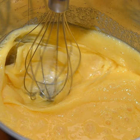 1. Этап. Бисквит Нежность: В другой кастрюльке до однородного состояния взбиваем яйца с сахаром.