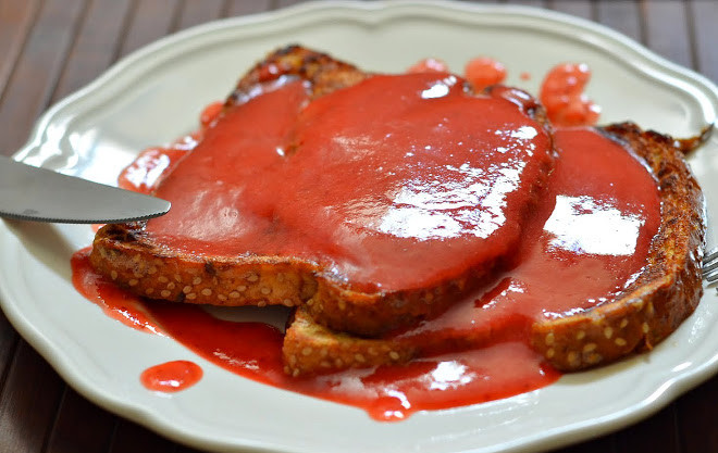 1. Этап. Тосты на сковороде: Тосты поливаем клубничным соусом и подаем к столу. Приятного аппетита!