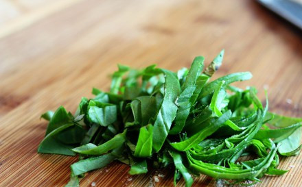 1. Этап. Кальмары в томатном соусе: 4. Базилик вымыть, просушить и немного измельчить. При желании его можно заменить другой зеленью – петрушкой, например.