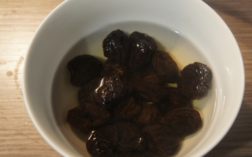 1. Этап. Курица с рисом в сковороде: Чернослив предварительно замочите в воде.