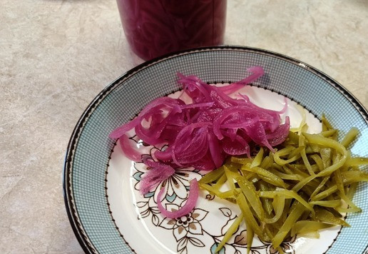 1. Этап. Салат Старый Мюнхен: Нарезать соломкой маринованный огурец. Нарезать полукольцами лук. Если лук острый, то его лучше промыть водой. Я часто использую для салатов маринованный лук. Рецепт в моём предыдущем посте.