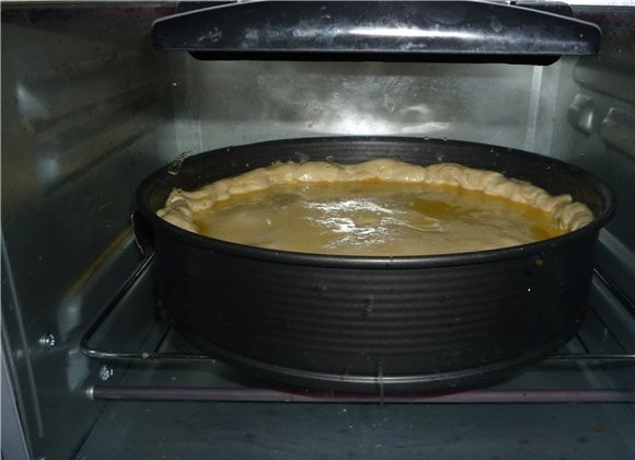 1. Этап. Пирог с мясом из слоеного бездрожжевого теста: Отправляем мясной пирог в разогретую до 180 градусов духовку на 25-30 минут.