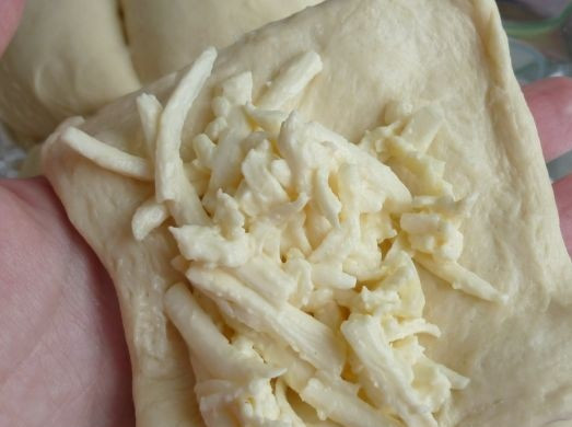 1. Этап. Пирожки с сыром: 5. В серединку каждого кусочка теста нужно выложить сырную начинку.