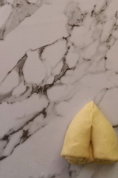 1. Этап. Отрывной пирог с творогом: Завернуть к центру каждую половинку с начинкой.