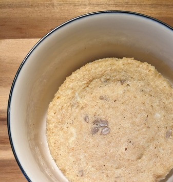 1. Этап. Булочка из отрубей в микроволновке: После трёх минут булочка выглядит пропечённой, но на дне она ещё сырая.