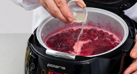 1. Этап. Варенье из малины в мультиварке: Затем опять включаем мультиварку и варим варение при той же температуре в течение 25 минут. В конце вливаем лимонную кислоту, перемешиваем все и раскладываем готовое варенье по стерилизованным баночкам. Можете часть варенья не закатывать, а скушать сразу, оно получается такое вкусное, что долго не залеживается. Приятного аппетита!