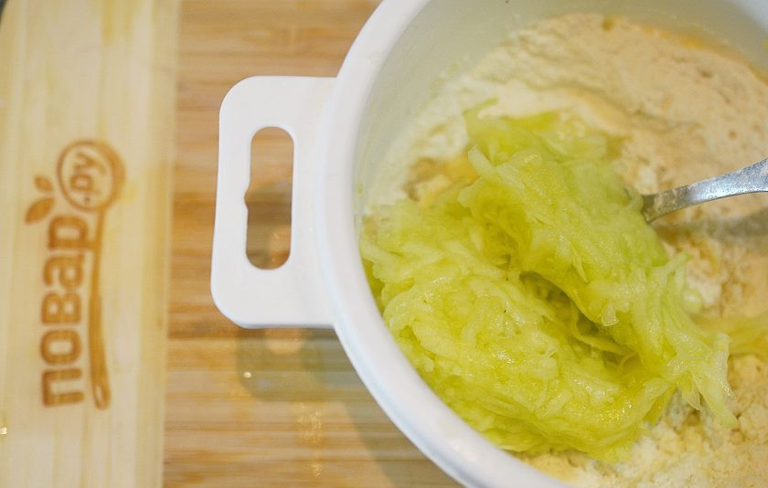 1. Этап. Блинчики из кабачков с зеленью: 3. Добавьте к яйцам муку, кабачки, перемешайте.