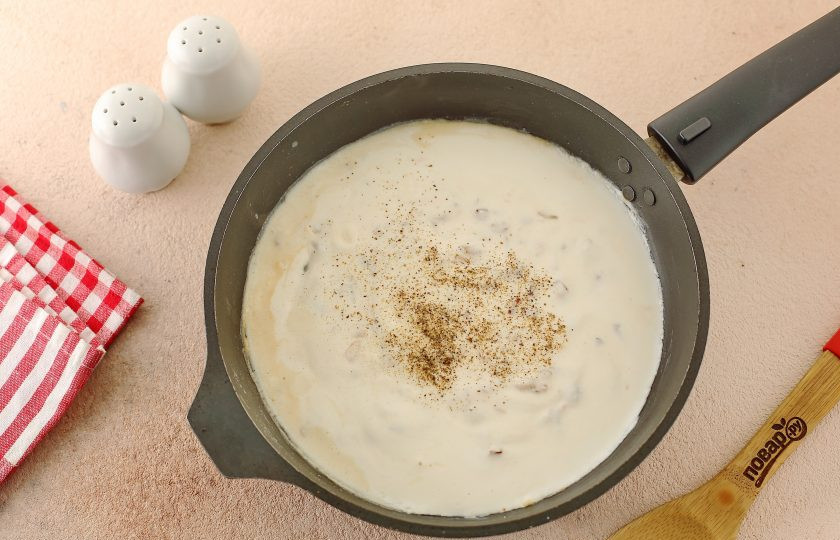 1. Этап. Сметанно-молочный соус: Добавьте сметану, соль и молотый перец по вкусу.