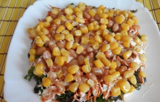 1. Этап. Салат из морской капусты с морковью: 9. На фасоль посыпьте немного сладкой кукурузы.