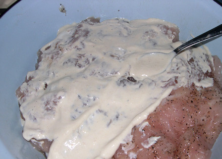 1. Этап. Отбивные в сметане: 3. Обваливаем каждую отбивную в соусе и даем им немного полежать. Промариновавшись, отправляем их на сковороду.